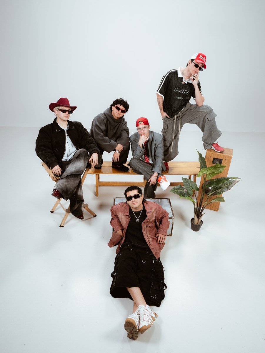 Los cinco integrantes de FREEKIDS en la sesión de prensa de su álbum debut todavía no vuelvo